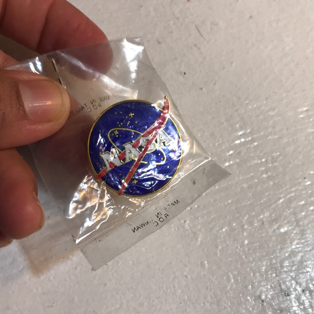 Nada pin